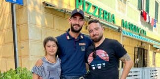 Genova, l’uomo bloccato sul tetto dall’incendio di Voltri scrive al poliziotto che lo ha salvato Voltri incendio poliziotto