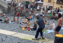 Boccadasse, si lancia in mare con gli sci ma danneggia la pista per disabili sci, passerella Boccadasse