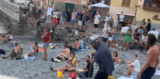 Boccadasse, si lancia in mare con gli sci ma danneggia la pista per disabili sci, passerella Boccadasse