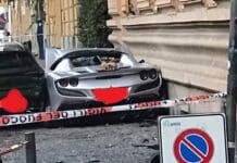 Genova, distruggono una Ferrari in via Casaregis finendo contro le auto Ferrari incidente, via casaregis, Foce, Genova