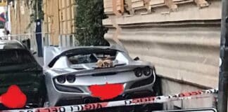 Genova, distruggono una Ferrari in via Casaregis finendo contro le auto Ferrari incidente, via casaregis, Foce, Genova