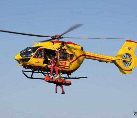 Tragedia sul lavoro a Cairo Montenotte, operaio precipita da un tetto e muore grifo elicottero 118