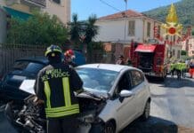 Scontro frontale tra due auto, conducente estratto dalle lamiere dai Vigili del Fuoco