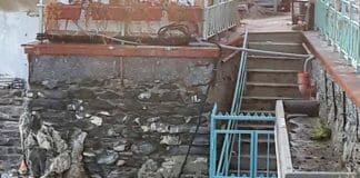 Nervi, spunta un cancello sulla scogliera della Marinella Nervi Marinella cancello scogliera