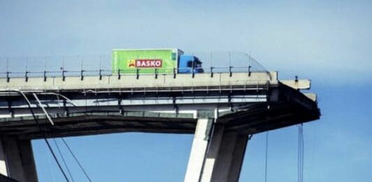 Ponte Morandi, domani la sentenza a otto anni dal crollo Ponte Morandi furgone