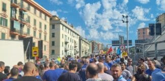 Genova, corteo Ansaldo blocca casello di Genova Ovest Ansaldo corteo