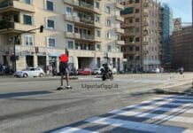 Genova, in skateboard in corso Gastaldi skateboard corso Gastaldi
