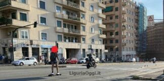 Genova, in skateboard in corso Gastaldi skateboard corso Gastaldi