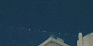 Genova, scia di luci nel cielo, ma non sono UFO Starlink Genova