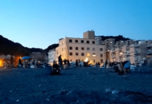 Voltri, assalto alla spiaggia con tende, grigliate e abbondanti bevute