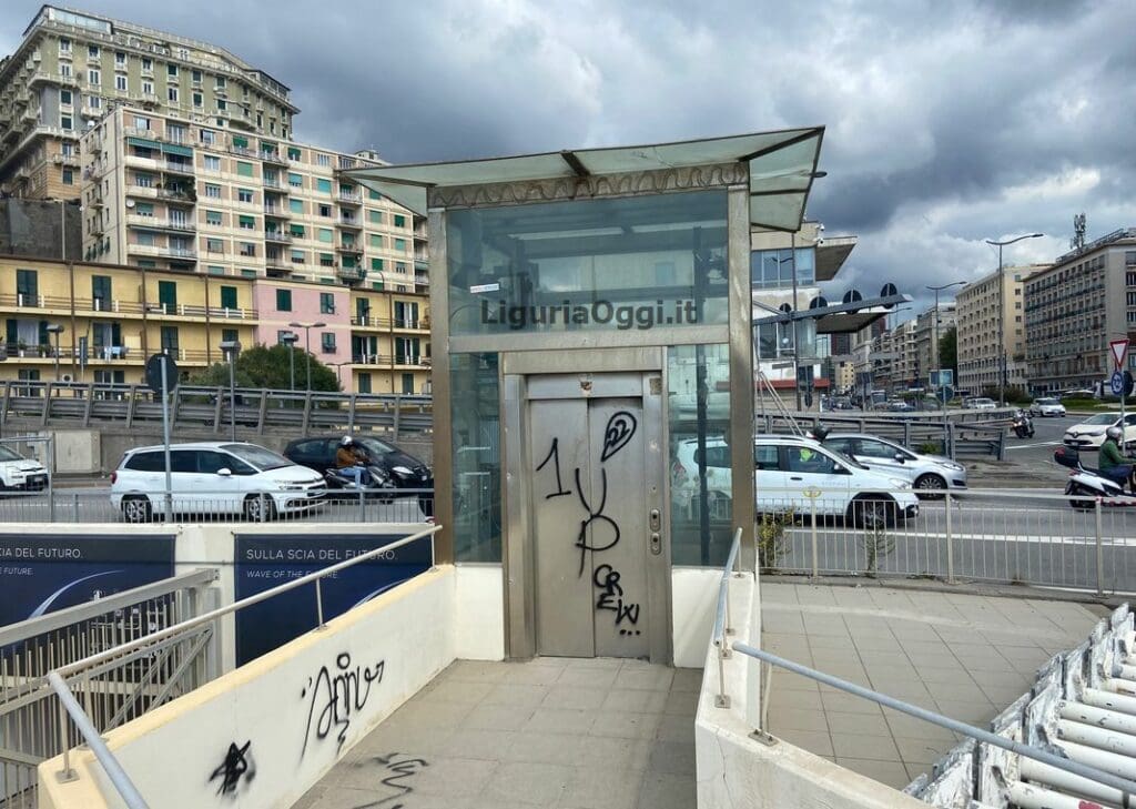Salone Nautico Genova ascensore rotto