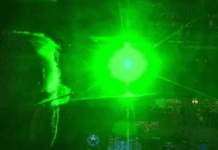 Genova, laser verde contro gli aerei, indagini per i voli a rischio laser verde contro aereo