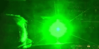 Genova, laser verde contro gli aerei, indagini per i voli a rischio laser verde contro aereo