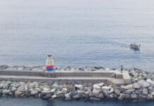 Camogli, teppisti imbrattano il faro del porticciolo Camogli faro vandali imbrattato