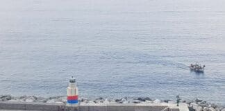 Camogli, teppisti imbrattano il faro del porticciolo Camogli faro vandali imbrattato