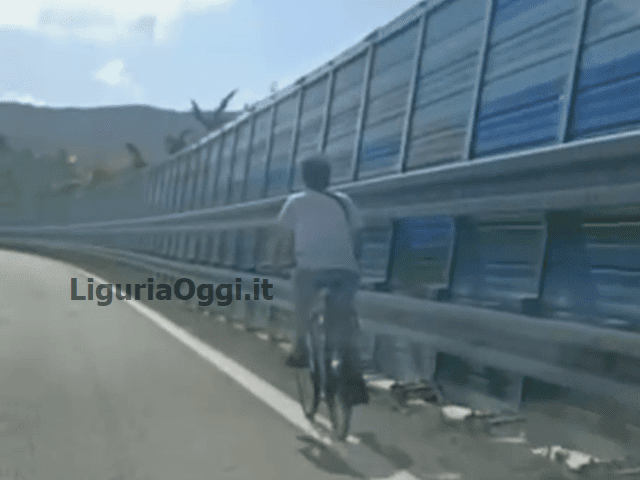 ciclista autostrada A12 Sestri levante