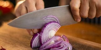 Genova, oggi la protesta dei Consumatori, cena a base di pane e cipolla cipolla