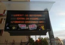 Genova, teppisti travestiti da tifosi imbrattano tabelloni AMT tabelloni Amt vandalizzati