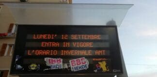 Genova, teppisti travestiti da tifosi imbrattano tabelloni AMT tabelloni Amt vandalizzati