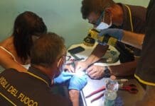 Genova, ragazza con anello incastrato nel dito, arrivano i Vigili del Fuoco vigili fuoco tagliano anello