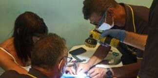 Genova, ragazza con anello incastrato nel dito, arrivano i Vigili del Fuoco vigili fuoco tagliano anello