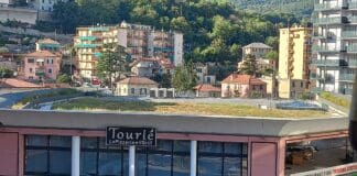 Molassana, ragazzini si arrampicano su edifici abbandonati per scattare selfie da brivido Molassana tetto edificio abbandonato