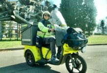 Genova, postina cade con lo scooter in via Manuzio, multata Poste Italiane scooter