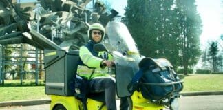 Genova, postina cade con lo scooter in via Manuzio, multata Poste Italiane scooter