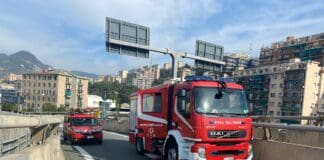 Genova, camion si ribalta sul raccordo autostradale di Cornigliano Vigili del fuoco rampa aeroporto