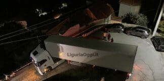 Genova, camion rimane incastrato per le vie di Sant’Ilario: interviene la Polizia Locale Camion bloccato Aggio