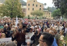 Bonassola, centinaia di persone alla manifestazione per don Giulio Mignani Bonassola manifestazione don Giulio Mignani