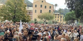 Bonassola, centinaia di persone alla manifestazione per don Giulio Mignani Bonassola manifestazione don Giulio Mignani
