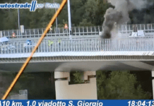 Genova, auto in fiamme sul nuovo ponte, code in autostrada incendio ponte San Giorgio