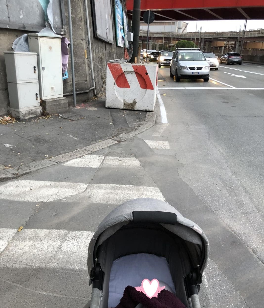 via Siffredi passeggino marciapiede ingombro