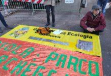 Genova, sit in ambientalista ed esposto per le auto all’Acquasola Acquasola Genova protesta posteggi