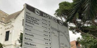 Nervi, il cartello per i turisti indica alberghi chiusi da anni Nervi cartello sbagliato Genova