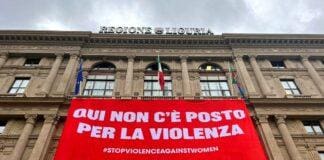 Genova, in piazza De Ferrari le iniziative per la Giornata contro la Violenza sulle Donne Regione Liguria striscione qui non c'è posto violenza