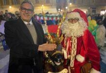Sarzana accende le luci di Natale, Toti: festa sotenibile, inclusiva e solidale Toti luminarie Natale Sarzana
