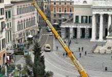 Genova, l’albero di Natale è arrivato in piazza De Ferrari