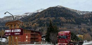 Genova, in arrivo l’albero di Natale per piazza De Ferrari, prime proteste Natale Genova albero Ponte di Legno