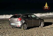 Bordighera, con l’auto sulla spiaggia, salvati dai vigili del fuoco auto spiaggia Voltri Genova