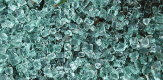 Genova, il maltempo manda in frantumi la nuova porta del Comune cristallo vetro frantumi