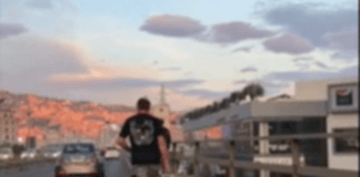 Genova, a piedi sulla Sopraelevata, fermato Pedoni in sopraelevata