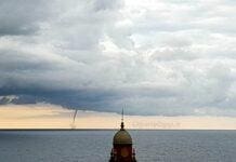Genova, tromba marina al largo, arriva il maltempo in Liguria Tromba marina Nervi genova