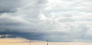 Genova, tromba marina al largo, arriva il maltempo in Liguria Tromba marina Nervi genova