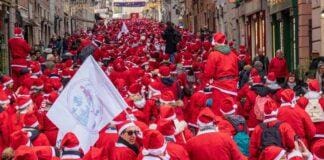 Genova, domenica la Camminata dei Babbi Natale Passeggiata Babbi Natale Genova