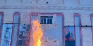 Genova, fiamma del Confeugo diritta, buon auspicio per il 2023 Confeugo Genova, fiamma