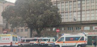 Genova, Ospedale Galliera in crisi, oltre 30 ambulanze in attesa Galliera ambulanze ferme