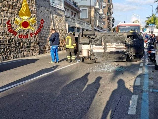 Imperia incidente auto ribaltata 