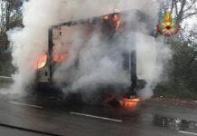 Vezzano Ligure, furgone in fiamme sulla provinciale Fornola Vezzano Ligure incendio furgone